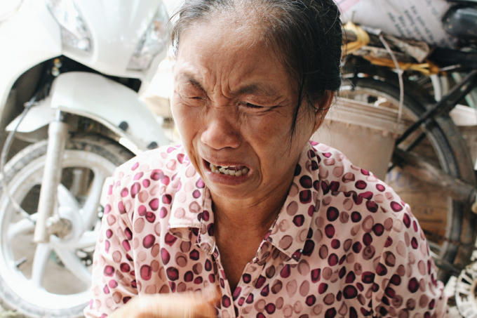 Bà Gia cầm bằng tốt nghiệp của con.