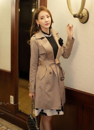 Khoác bên ngoài chiếc váy trông bạn sẽ sang trọng hơn.Ảnh: Nguồn internet.