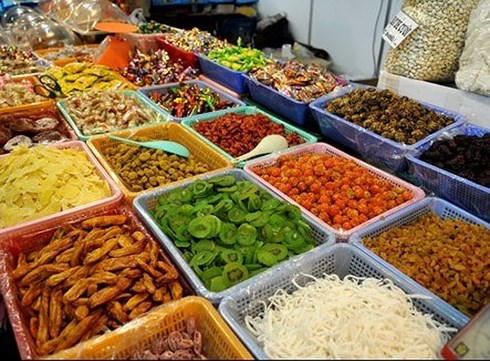 Ở khu phố Hàng Buồm, Hàng Đường, chợ Đồng Xuân bày bán tràn lan các loại hoa quả, mứt sấy không có nhãn mác
