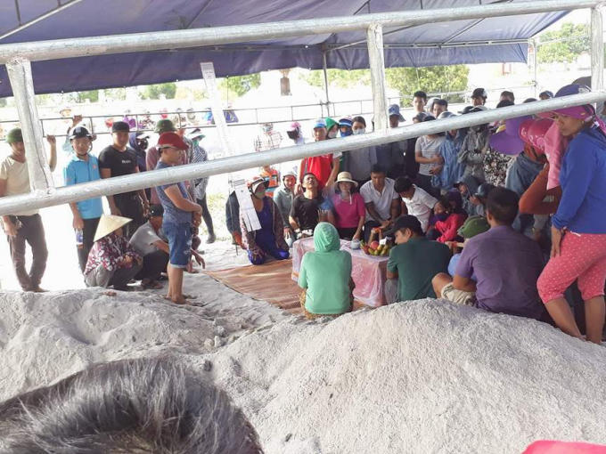 Ch&ugrave;m ảnh: Ng&agrave;n người kh&oacute;c ngất đưa tiễn b&eacute; N&ocirc; về nơi an nghỉ