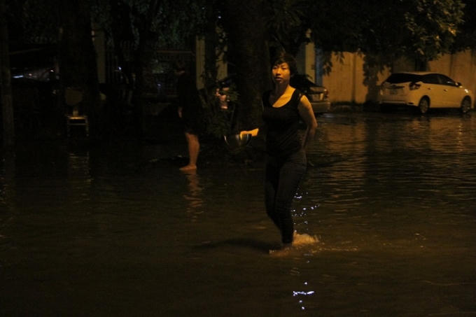 Một số người dân trong ngõ cho biết: "Vì ngõ nhiều chỗ ngập nên đi lại phải hết sức cẩn thận không sẽ bước vào cống thoát nước".