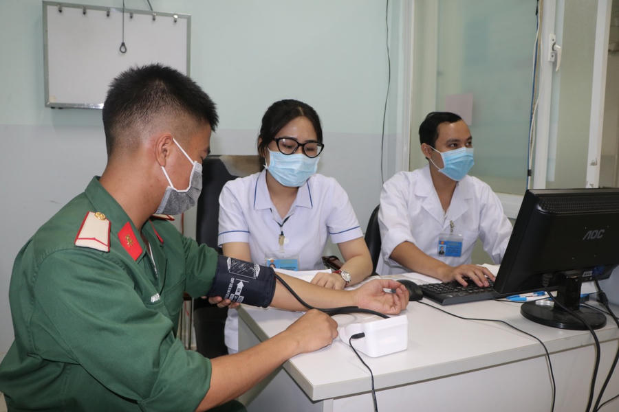 Quy định về thời gian thực hành khám, chữa bệnh trong lực lượng vũ trang nhân dân. (Ảnh minh họa: baoquankhu7.vn)