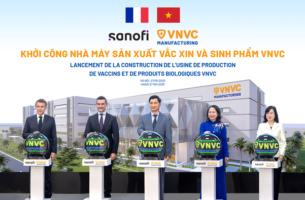 Tổng thống Pháp Emmanuel Macron cùng Phó Chủ tịch nước Võ Thị Ánh Xuân, Bộ trưởng Bộ Y tế Đào Hồng Lan, ông Burak Pekmezci - Tổng Giám đốc Sanofi Việt Nam và ông Ngô Chí Dũng - Chủ tịch HĐQT kiêm Tổng Giám đốc Công ty Vaccine VNVC bấm nút khởi công xây dựng Nhà máy Vaccine và Sinh phẩm VNVC. Ảnh: Hải Nam
