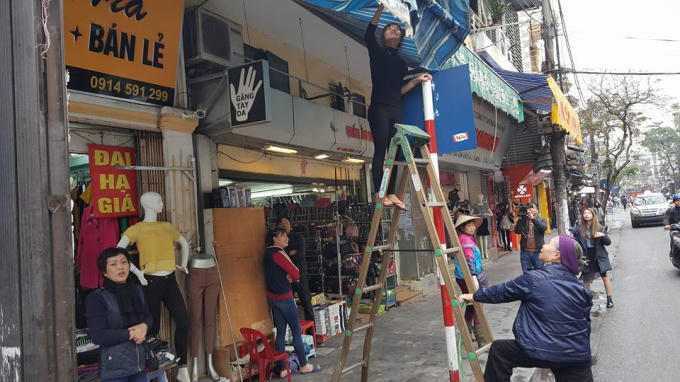 Tại Hàng Đào, người dân vui vẻ chấp hành theo sự chỉ đạo của cơ quan chức năng.