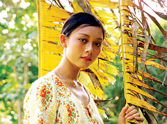 Trong "Sóng ở đáy sông", Hiền – cô thôn nữ xinh đẹp là mối tình đầu thơ mộng của anh chàng Núi (Xuân Bắc). Tuy nhiên, mối duyên của hai người lại sớm bị chia cắt.