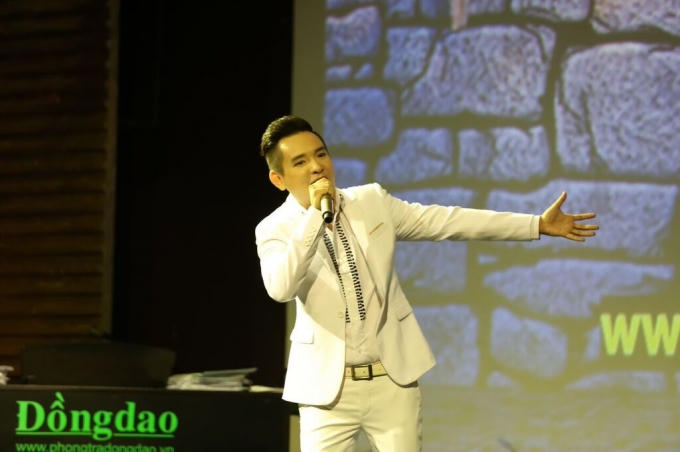 Nam ca sĩ Việt Quang