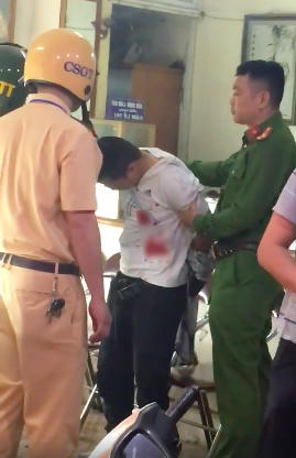 Đối tượng bị lực lượng công an khống chế.