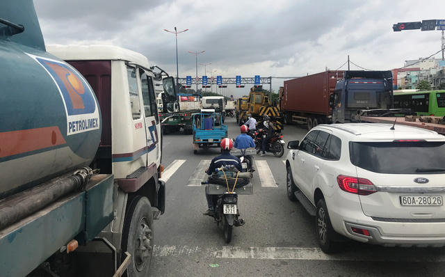 Nhiều người dân cho biết nguyên nhân vụ kẹt xe nghiêm trọng là do không ít tài xế thiếu ý thức không chấp hành đèn tín hiệu giao thông...