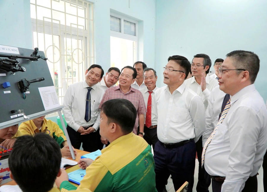 Phó Thủ tướng Lê Thành Long đề nghị Trường Đại học Kiên Giang tiếp tục nỗ lực, cần tập trung đột phá vào mảng nghiên cứu khoa học và đổi mới sáng tạo.