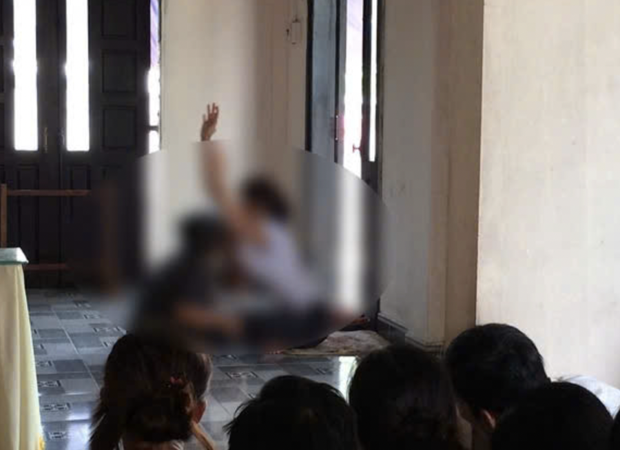 Hai người không có giấy phép nhưng khám chữa bệnh kiểu lạ cho người dân.