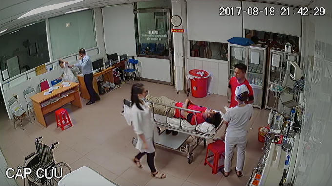 Người đàn ông này sau đó đánh vào mặt và đầu bác sĩ Minh.