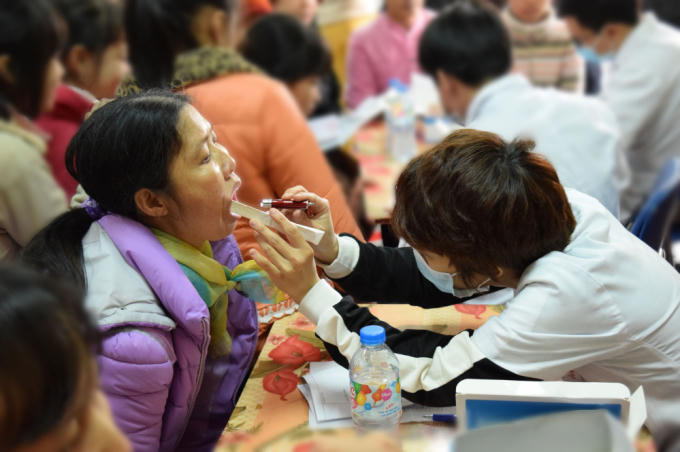 Chăm sóc sức khỏe cho hàng trăm người dân vùng khó ở xã Đông Lỗ, Ứng Hòa, Hà Nội (Ảnh: Chi Lê)