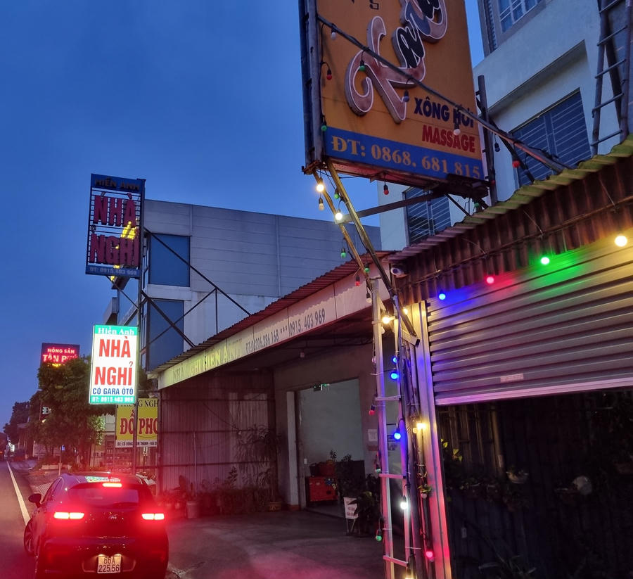 Tại cơ quan Công an, Lợi khai nhận là người trung gian dẫn dắt gái bán dâm cho khách, thỏa thuận giá cả và địa điểm thực hiện hành vi mua bán dâm, sau đó hưởng “hoa hồng”