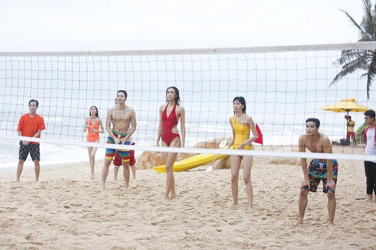 3 Quán quân Vietnam’s Next Top Model cùng thí sinh Project Runway Vietnam 2015 vui chơi bên bãi biển.