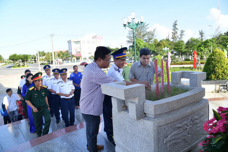 Tổ chức dâng hương, dâng hoa tưởng niệm các anh hùng liệt sĩ tại Đài tưởng niệm liệt sĩ huyện Kiên Lương