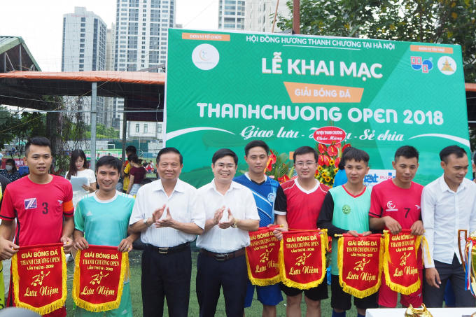 Khai mạc giải b&oacute;ng đ&aacute; phong tr&agrave;o