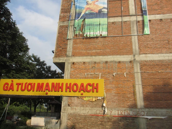 Người dân tận dụng những căn biệt thử bỏ hoang này làm mặt bằng kinh doanh buôn bán.