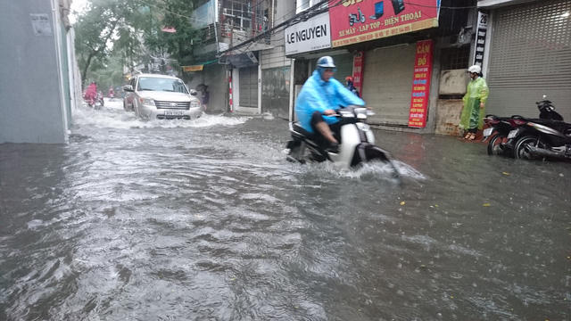 Nước ngập sâu gần cả bánh xe máy.