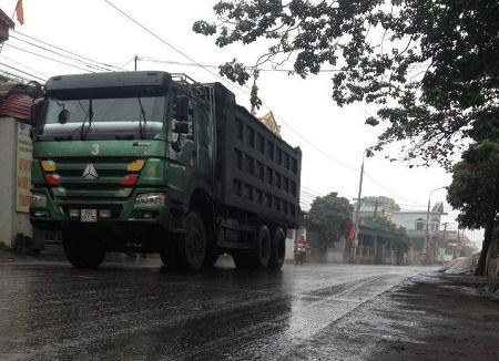 Những hung thần xe tải ngày ngày tàn phá tuyến đường .