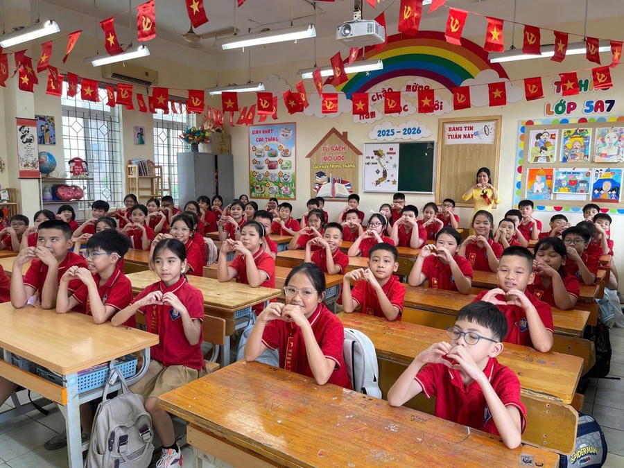 Học sinh Trường Tiểu học Phan Đình Giót (Hà Nội) hân hoan ngày tựu trường (ảnh: PLVN).