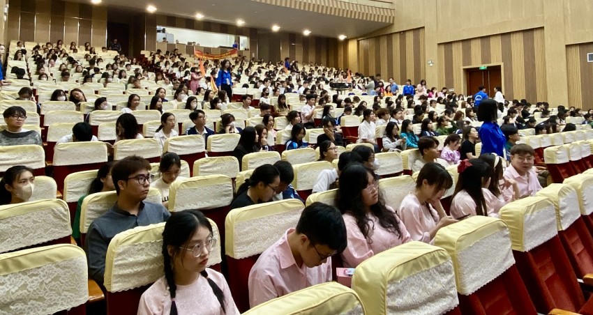 Cuộc thi English Challenge 2024 thu hút đông đảo giới trẻ tham dự.