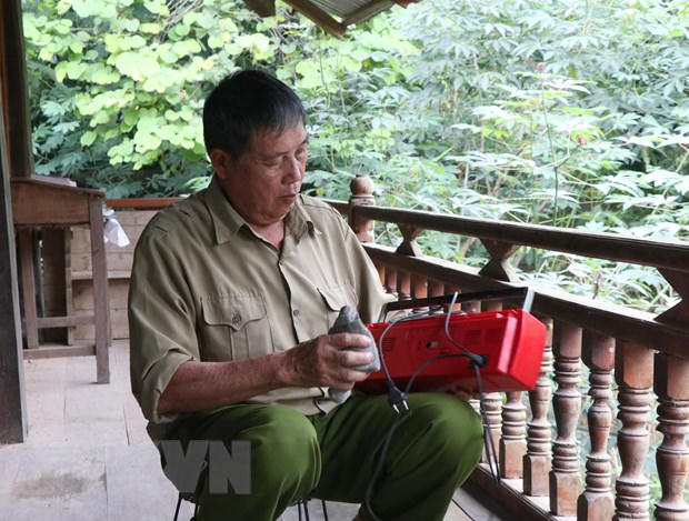 Ông Lò Văn Biên (bản Bua, xã Mường Phăng, thành phố Điện Biên Phủ, tỉnh Điện Biên) lau chùi chiếc đài quay băng mà Đại tướng Võ Nguyên Giáp đã tặng cho bố anh là cụ Lò Văn Bóng trong chuyến thăm cuối cùng Đại tướng lên Điện Biên vào năm 2004. (Ảnh: Xuân Tiến/TTXVN)