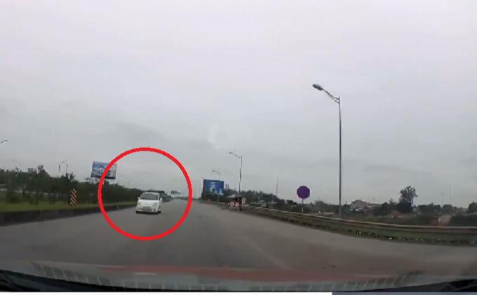 Hình ảnh chiếc ô tô trắng đi ngược chiều trên cao tốc được một camera hành trình của một xe ô tô khác ghi lại.