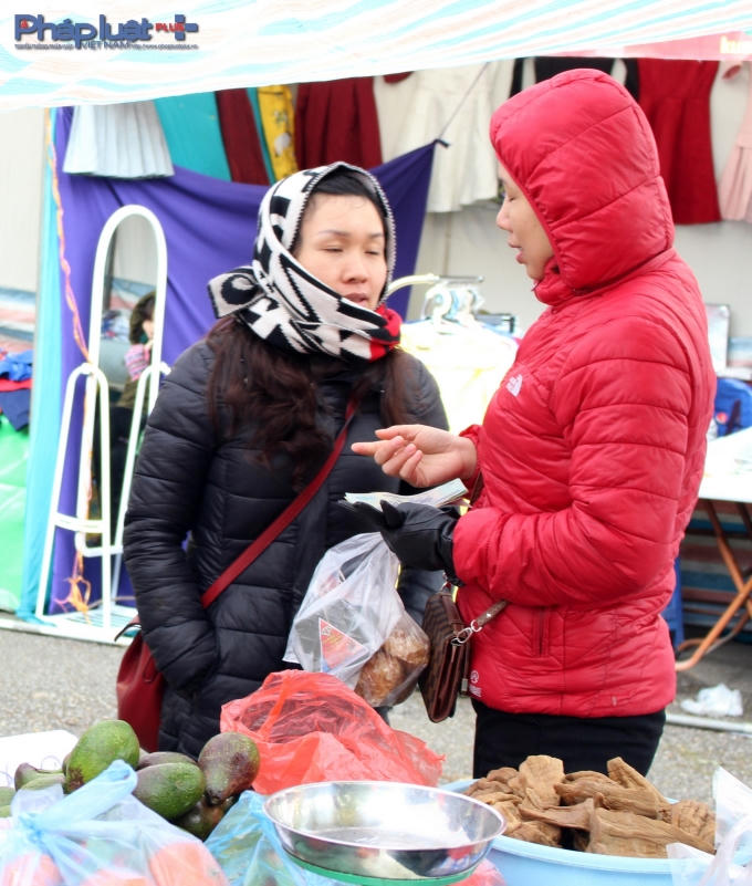 Hội chợ "làm cha làm mẹ" là nơi để cha mẹ gặp gỡ, giao lưu và mua sắm chuẩn bị cho Tết Nguyên đán gần kề. (Ảnh: Đức Biên)