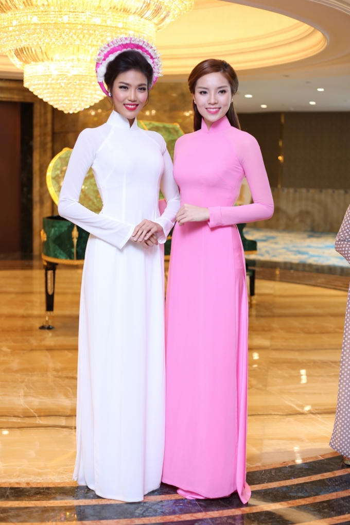 Hai người đẹp rạng ngời trong ngày hội ngộ, thu hút sự chú ý của nhiều ống kính