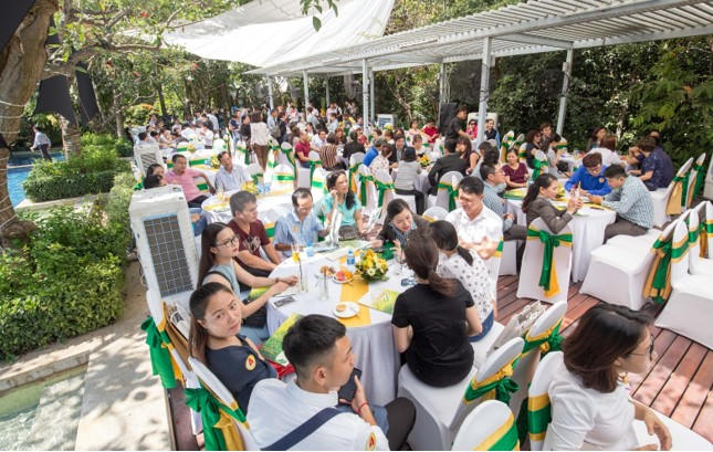 Khuôn viên bán hàng tại công viên Kim Ngân với nhiều mảng xanh, hồ bơi hướng sông thoáng đãng đã tạo cho khách hàng sự gần gũi thiên nhiên