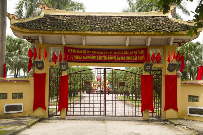 Bên ngoài nghĩa trang liệt sĩ Nhổn (Hà Nội) được trang hoàng cờ hoa.