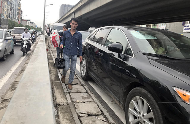 Nhiều người xuống xe giữa chừng, đi bộ từ đường trên cao xuống đường Nguyễn Xiển