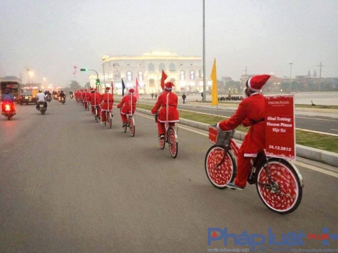 C&aacute;c &ocirc;ng gi&agrave; Noel đang đạp xe quanh Quảng trường H&ugrave;ng Vương, TP Việt Tr&igrave;, Ph&uacute; Thọ.