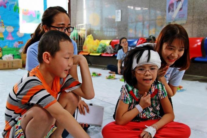 Các bé dành những lời chúc tốt đẹp nhất đến cho bạn của mình (Ảnh: K.O)