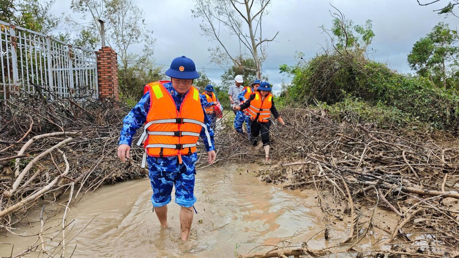 Đại tá Lê Huy - Chính ủy Vùng Cảnh sát biển 2 cùng đoàn công tác đến thăm, tặng quà hỗ trợ nhân dân xã Tuy Phước, tỉnh Gia Lai