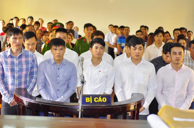 Các bị cáo trước vành móng ngựa.