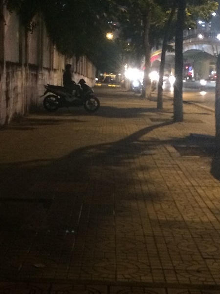 Gái bán dâm núp "bóng xe" ôm đang chờ khách.