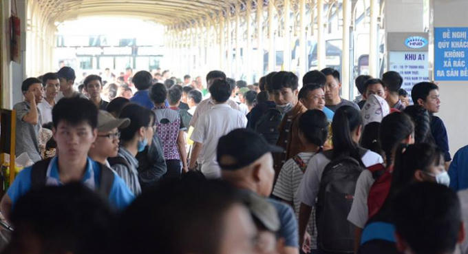Hành lang tại bến xe Mỹ Đình nêm chặt dòng người.