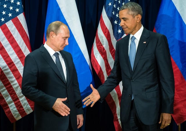 Tổng thống Nga Vladimir Putin (trái) và Tổng thống Mỹ Barack Obama trong phiên họp lần thứ 70 của Đại hội đồng Liên hợp Quốc ở New York (Ảnh: RIA Novosti)