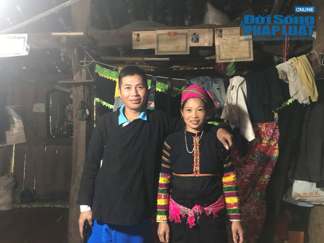 Trước Tết, người phụ nữ cần may trang phục truyền thống cho cả gia đình.