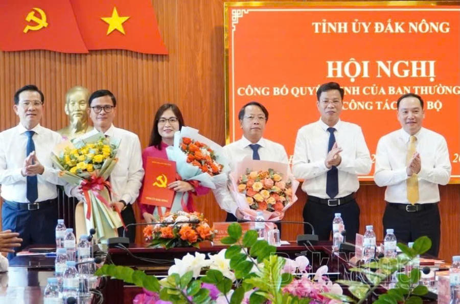 Thường trực Tỉnh ủy Đắk Nông trao được bổ nhiệm. Ảnh: Báo Đắk Nông
