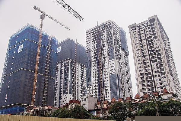 Trước đó báo chí cũng nhiều lần phản ánh về những con đường giao thông tắc nghẽn, hai bên là những toà cao ốc chen chúc nhau. Trong đó phải kể đến là đường Nguyễn Tuân, Lê Văn Lương, Vũ Trọng Phụng (quận Thanh Xuân)... hàng ngày đang phải gánh tải cho hàng chục, hàng trăm tào nhà chung cư cao tầng