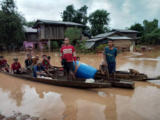 Thuyền nhỏ là phương tiện không thể thiếu tại vùng rốn lũ.