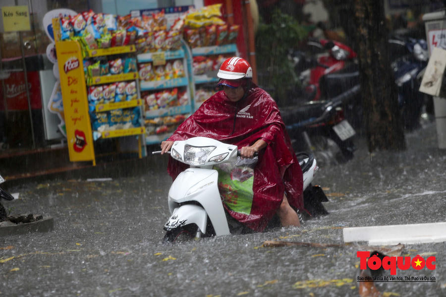 Hà Nội: mưa lớn chưa đến 30 phút, nhiều tuyến phố ngập sâu trong biển nước8