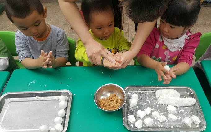 Các cháu mầm non Vườn Tuổi Thơ bước vào tiết học làm bánh trôi.
