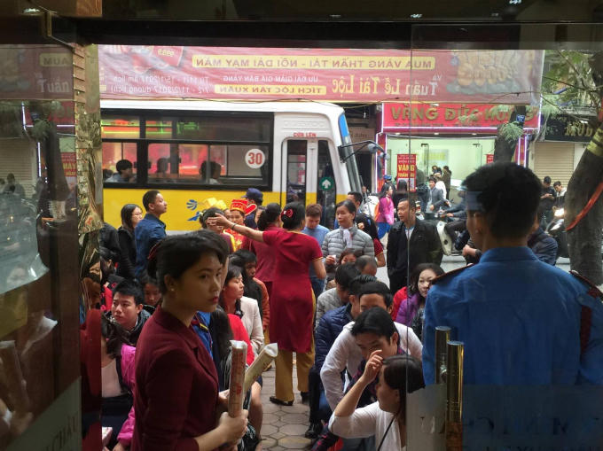 Mặc dù thời điểm sáng sớm nhưng số người tới mua vàng cầu may đã rất đông.