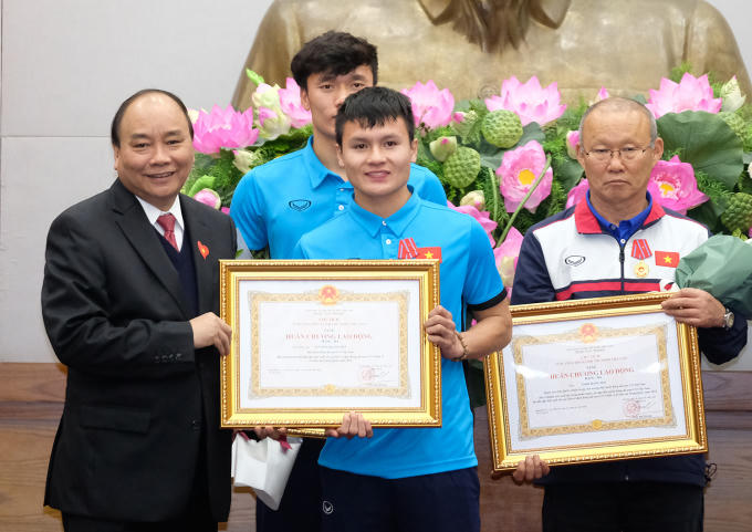 Thủ tướng trao tặng Huân chương lao động hạng ba cho 2 thầy trò.