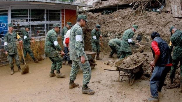 Trước những ảnh hưởng xấu từ cơn bão Earl, lực lượng quân đội Mexico đã triển khai kế hoạch khẩn cấp để ứng cứu ở những khu vực bị ảnh hưởng nhằm bảo vệ cuộc sống của người dân. (Ảnh: AFP)