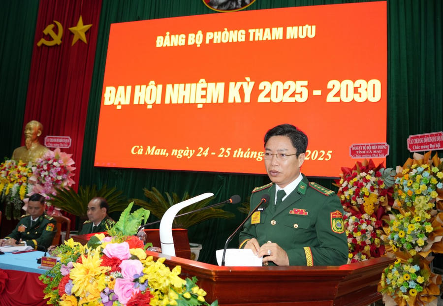 Đại tá Phạm Minh Giang - Tỉnh ủy viên, Bí thư Đảng ủy, Chính ủy BĐBP tỉnh Cà Mau, phát biểu chỉ đạo tại Đại hội.