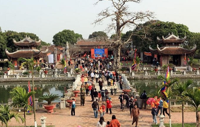 Đông đảo du khách đến với lễ hội Văn Miếu Mao Điền.